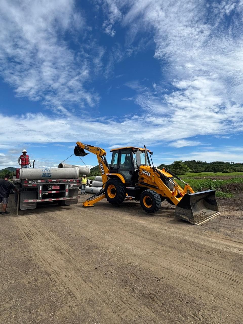 Personal de obra civil trabajando en infraestructura urbana