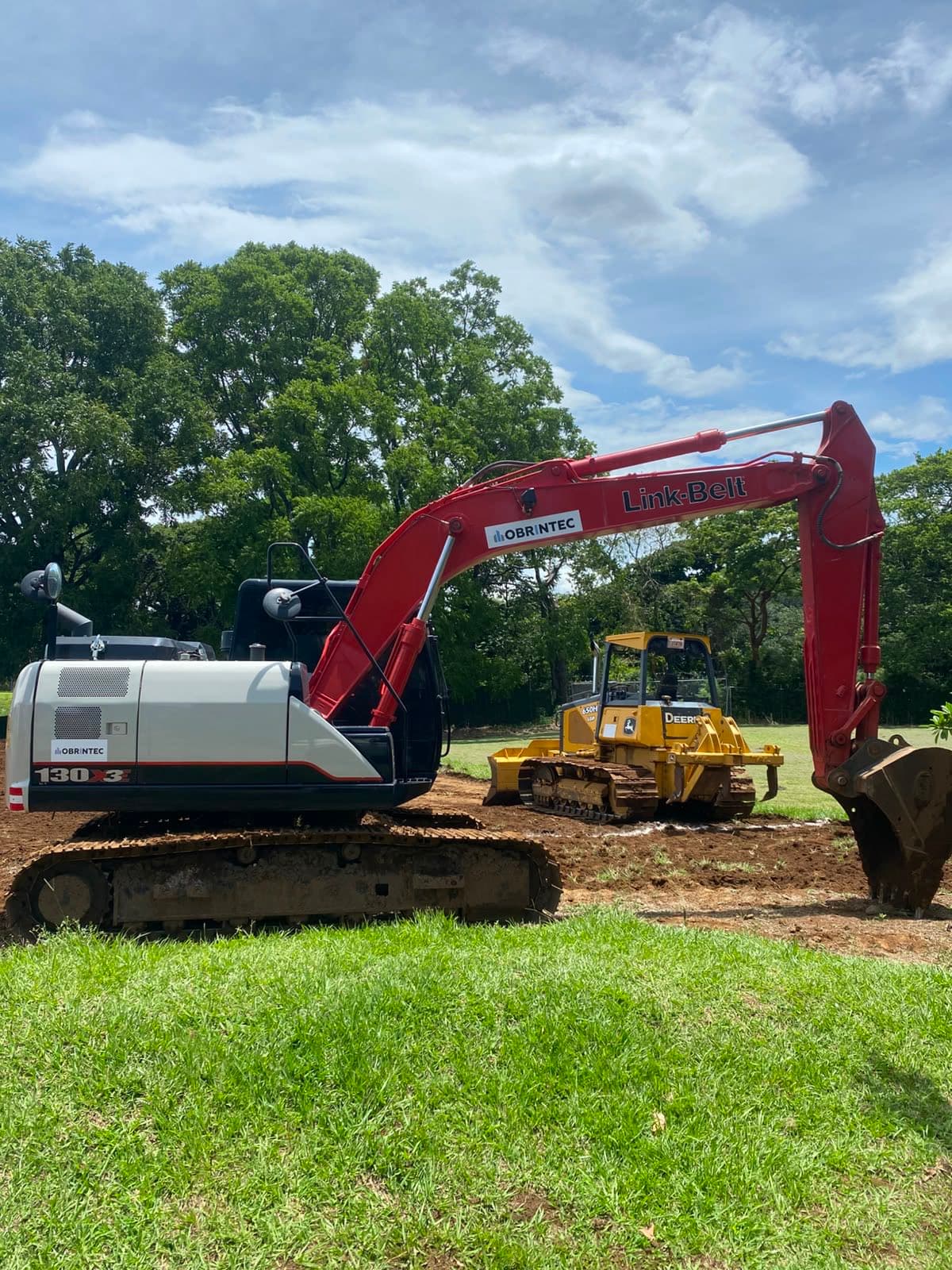 Excavadora y tractor de oruga de Obrintec disponibles para alquiler de maquinaria